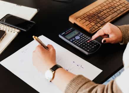 ما هو العائد على الاستثمار (ROI)؟ دليلك لفهم وقياس فعالية الإنفاق