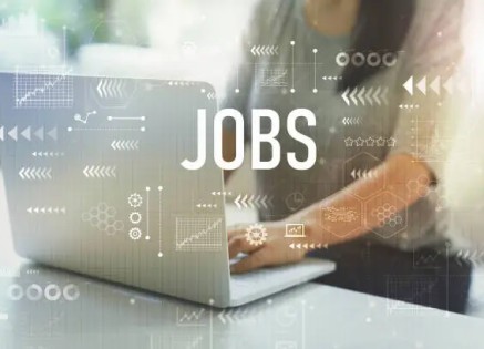 كيف تحصل على وظيفة في الإمارات خلال 90 يومًا؟ (خطة + دورات موصى بها)