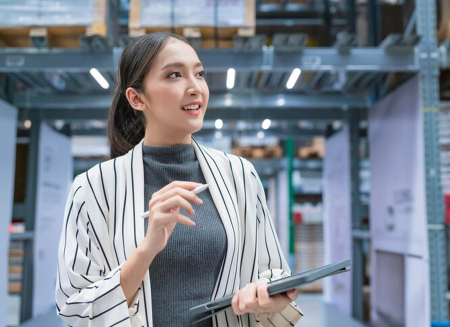 اخصائي مشتريات: بين تقليل التكاليف وضمان الجودة، كيف يحقق التوازن؟