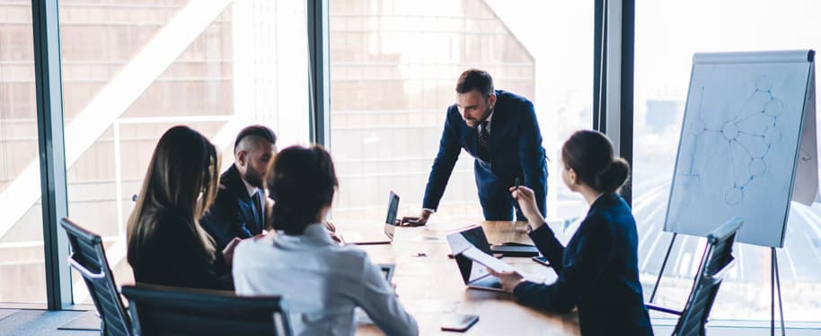 بناء الفطنة التجارية: الاستراتيجيات الأساسية للنجاح المهني