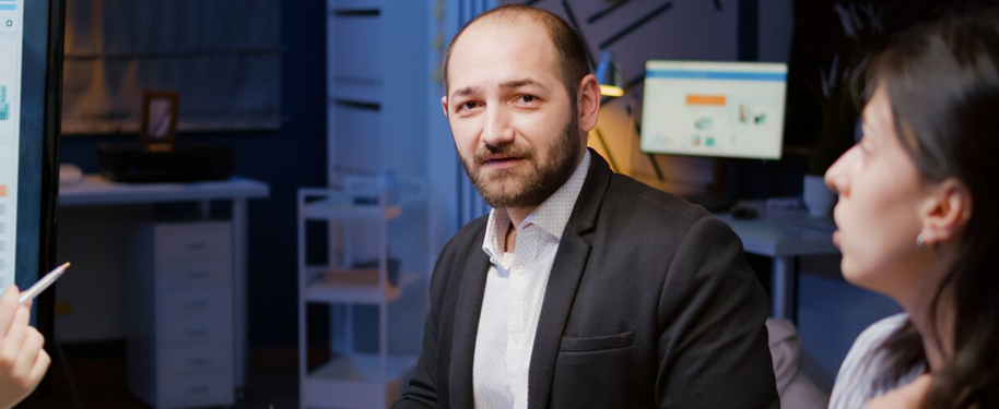 المدير التنفيذي في زمن التحولات الرقمية: قيادة نحو المستقبل