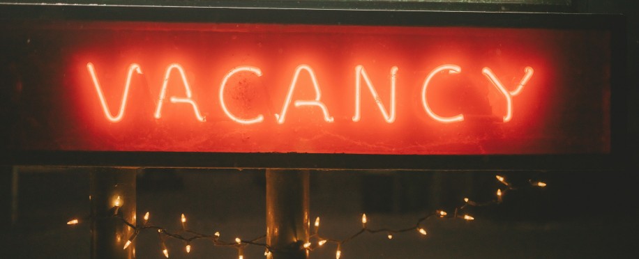 كيف تحصل على وظيفة في الإمارات خلال 90 يومًا؟ (خطة + دورات موصى بها)