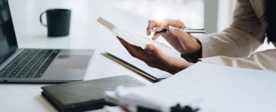 ما هي الأدوار الأساسية للعمليات الإدارية؟