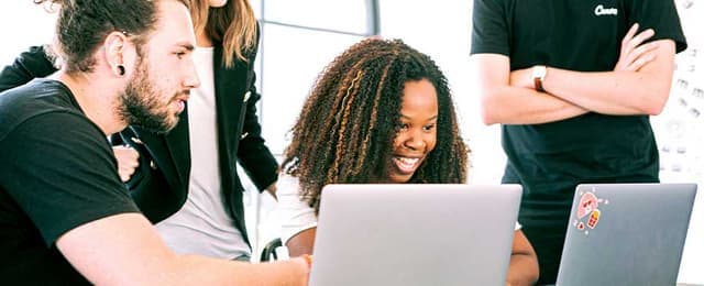 مهارات خدمة العملاء في العصر الرقمي: التحديات والفرص