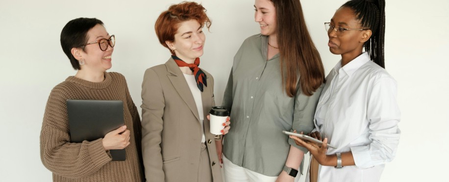 يوم الصداقة العالمي: هل بيئة عملك تدعم الصداقات أم تكتفي بالمجاملات؟