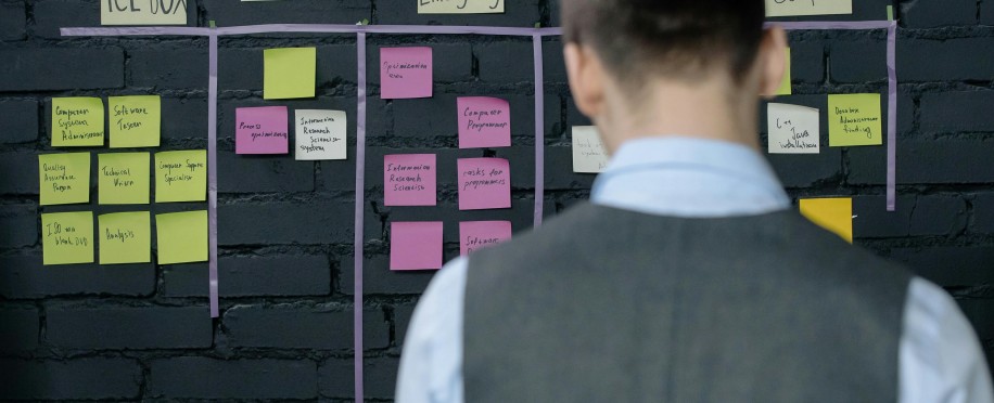 تدريب الموارد البشرية في دبي: بناء قادة المستقبل في بيئة العمل