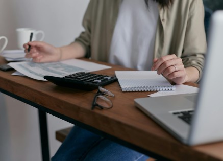 لماذا تعتبر دبي الوجهة الأولى للمهنيين العرب في دورات المحاسبة والمالية؟