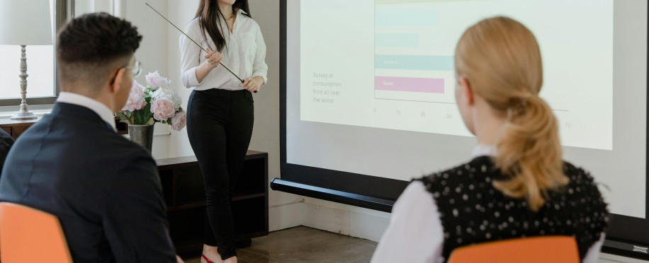 كل ما يجب معرفته عن كورس محلل بيانات وفرصها الوظيفية في الإمارات