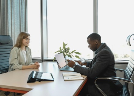 تدريب الموارد البشرية في دبي: بناء قادة المستقبل في بيئة العمل