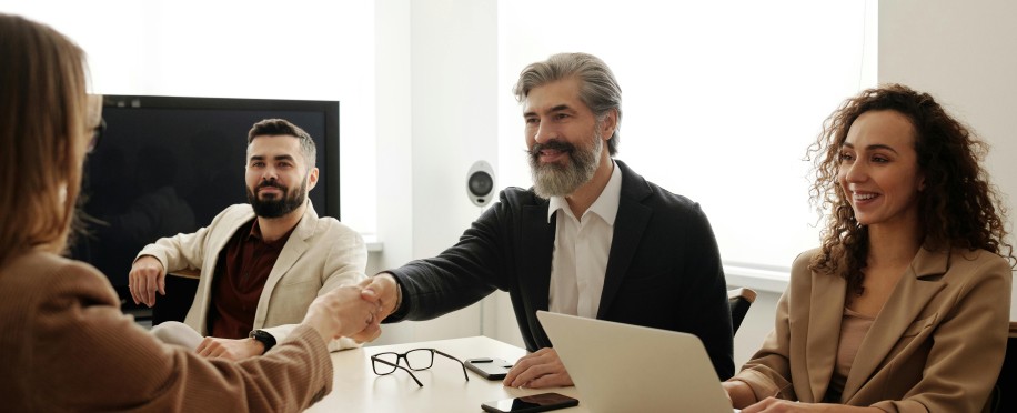 أهم أساليب القيادة الحديثة لتعزيز الأداء والإنتاجية في المؤسسات