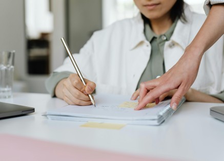 كيف تختار برنامج تدريب مناسب لشركتك؟ دليل عملي