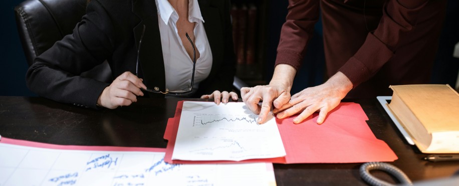 معايير الجودة الأساسية: دليل شامل لتطبيق أفضل الممارسات