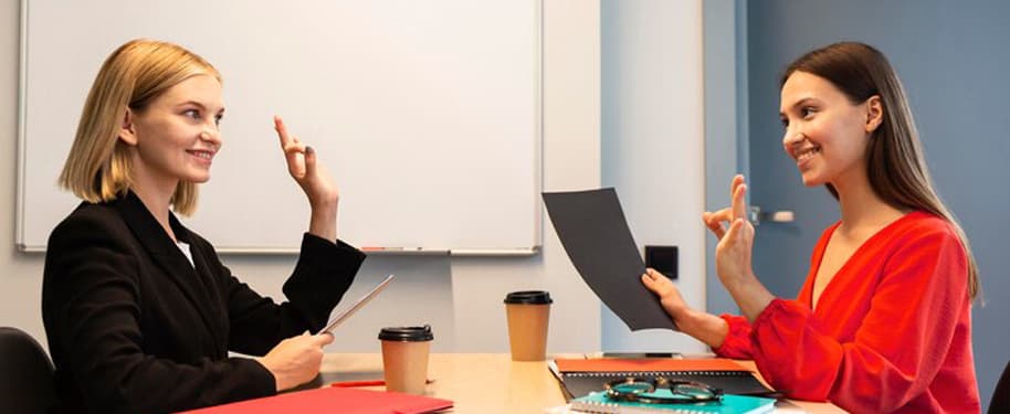 كيف تُطوِّر مهارات التحدث والعرض التقديمي بثقة واحترافية؟