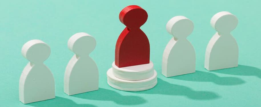 الكاريزما القيادية: كيف تؤثر على أداء الفريق؟