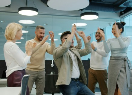 تحفيز الموظفين في نهاية السنة: أسرار القادة الناجحين