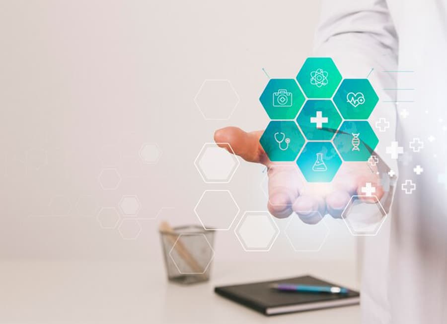 كيف تساهم أساسيات الإدارة الطبية في تطوير المنشآت الصحية؟